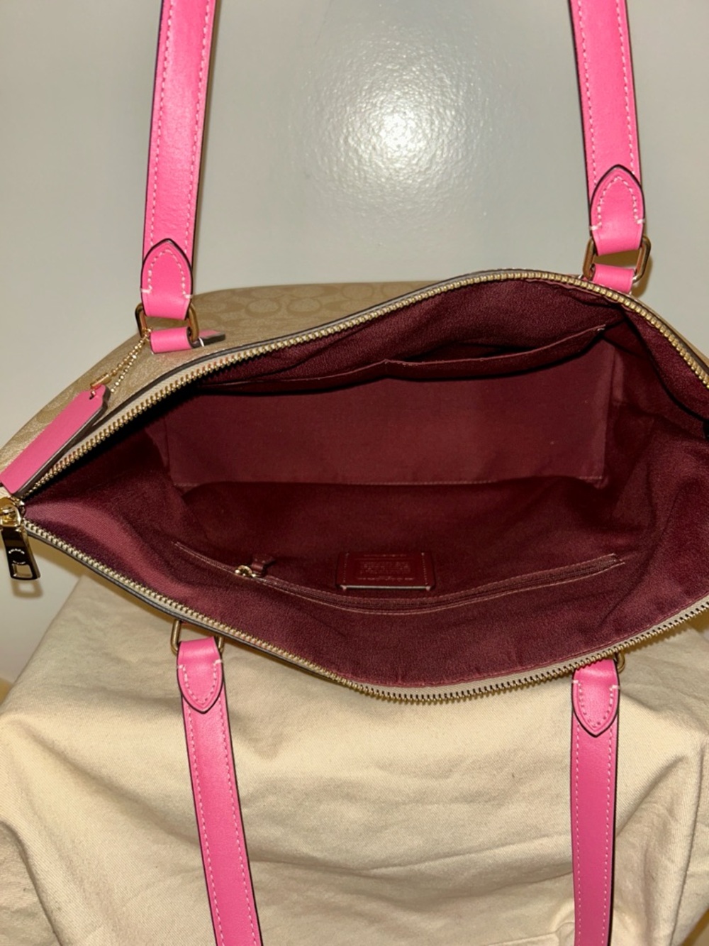 Coach Gallery Tote In Signature Canvas. NWOT - Picture 7 of 9